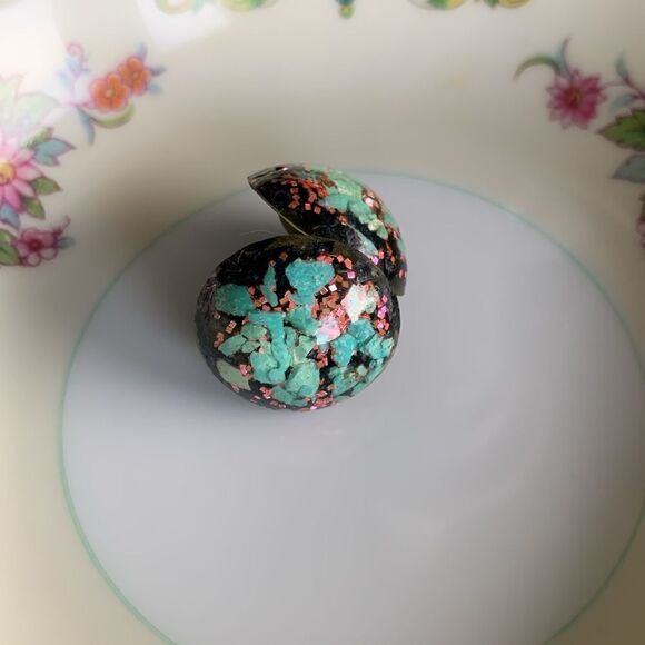 Lovely Vintage Gold Flecks, Turquoise on Black base CLIP earrings, Unmarked - Picture 1 of 3